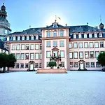 Stilvolle Mit Blick Und Selbst-check-in *